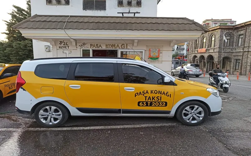 Siverek'te Paşa Konağı önündeki işletmemize ait sarı beyaz taksi